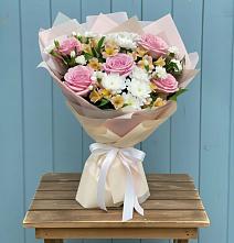Букет цветов из:  Гвоздики, Орхидеи и Розы в Частые