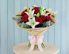 Букет цветов из:  Лилии и Розы в Частые