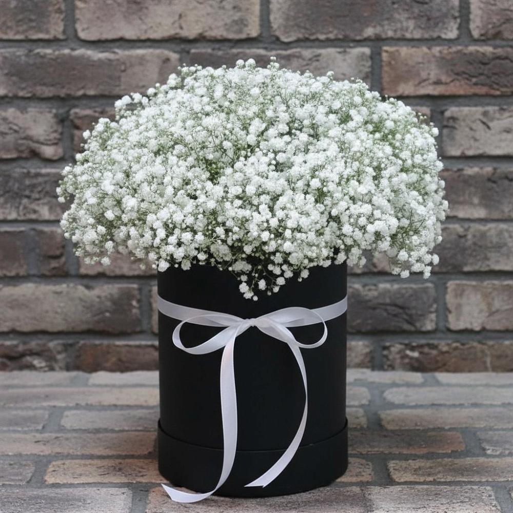 Цветочная композиция из Гипсофила в шляпной коробке в Частые