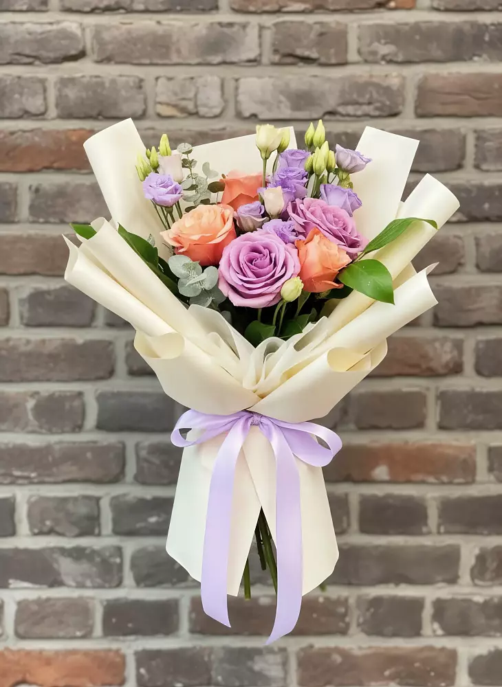 Букет цветов из: Лизиантусы и Розы в Частые