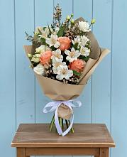 Букет цветов из:  Альстромерии, Лизиантусы, Розы и Хризантемы в Частые