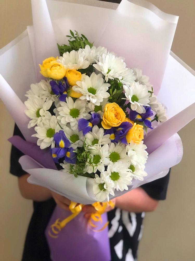 Букет цветов из: Ирисы, Хризантемы и Розы в Частые