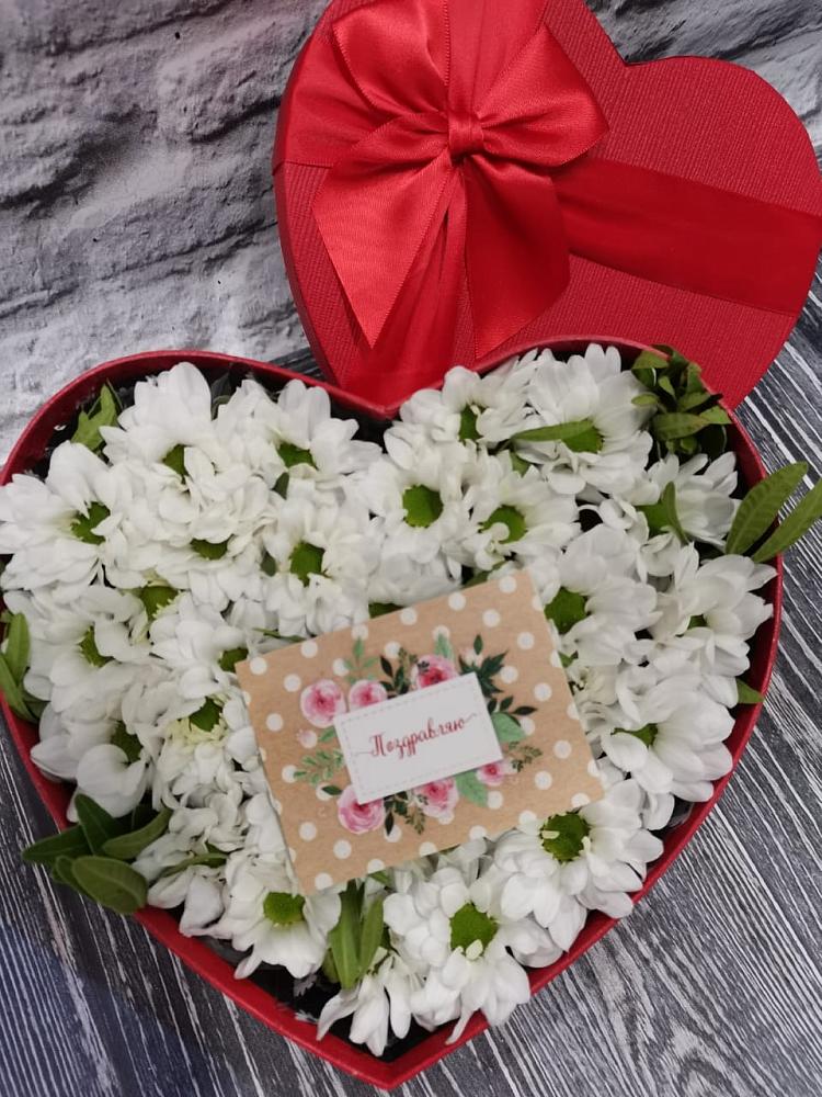 Цветочная композиция из Хризантемы в виде сердца в Частые