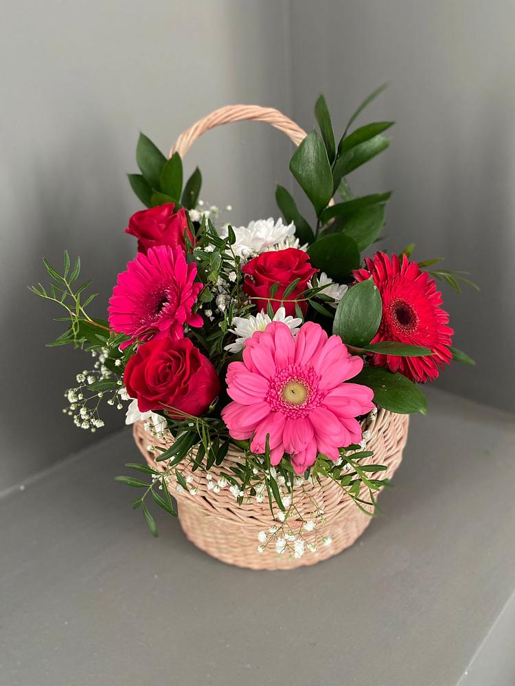 Цветочная композиция из Розы, Хризантемы и Герберы в корзине в Частые