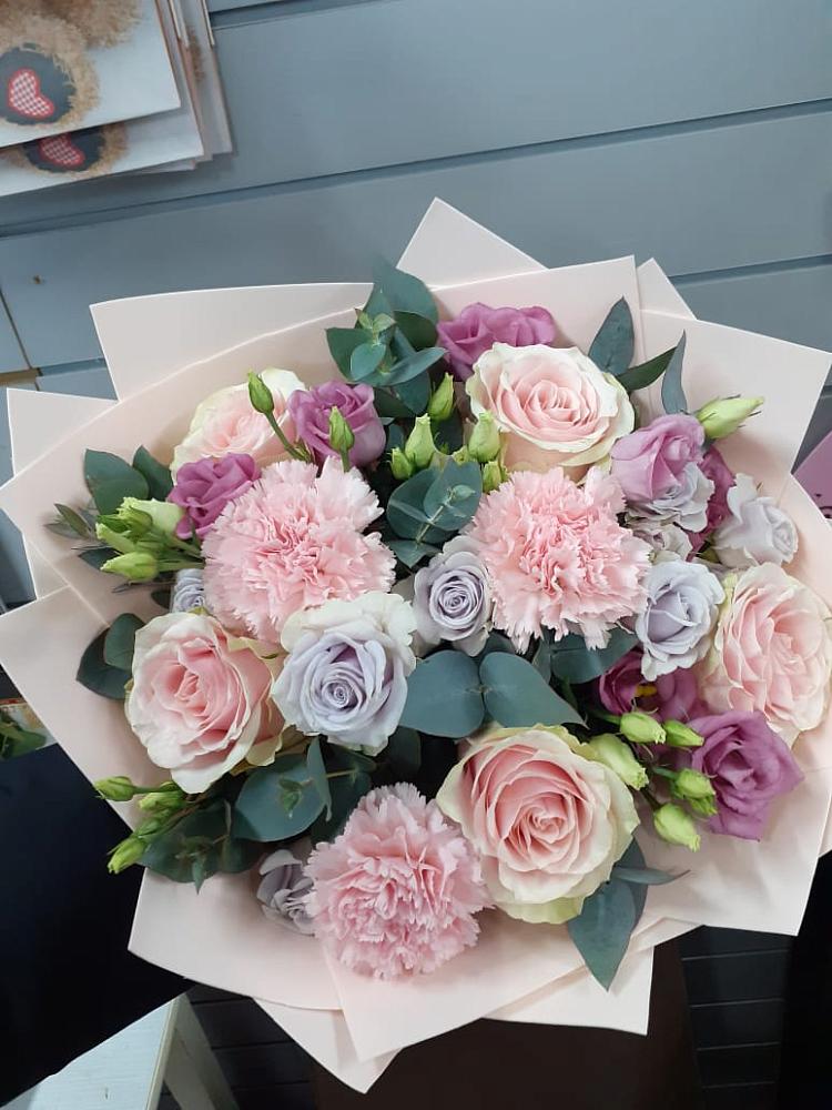 Букет цветов из: Розы, Гвоздики и Лизиантусы в Частые